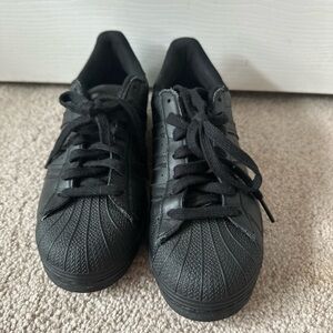 Black Adidas Superstars .